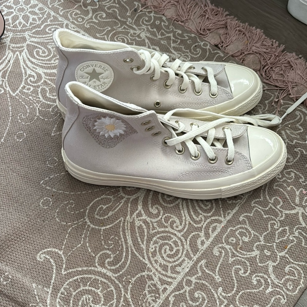 Converse high top light beige crochet daisy